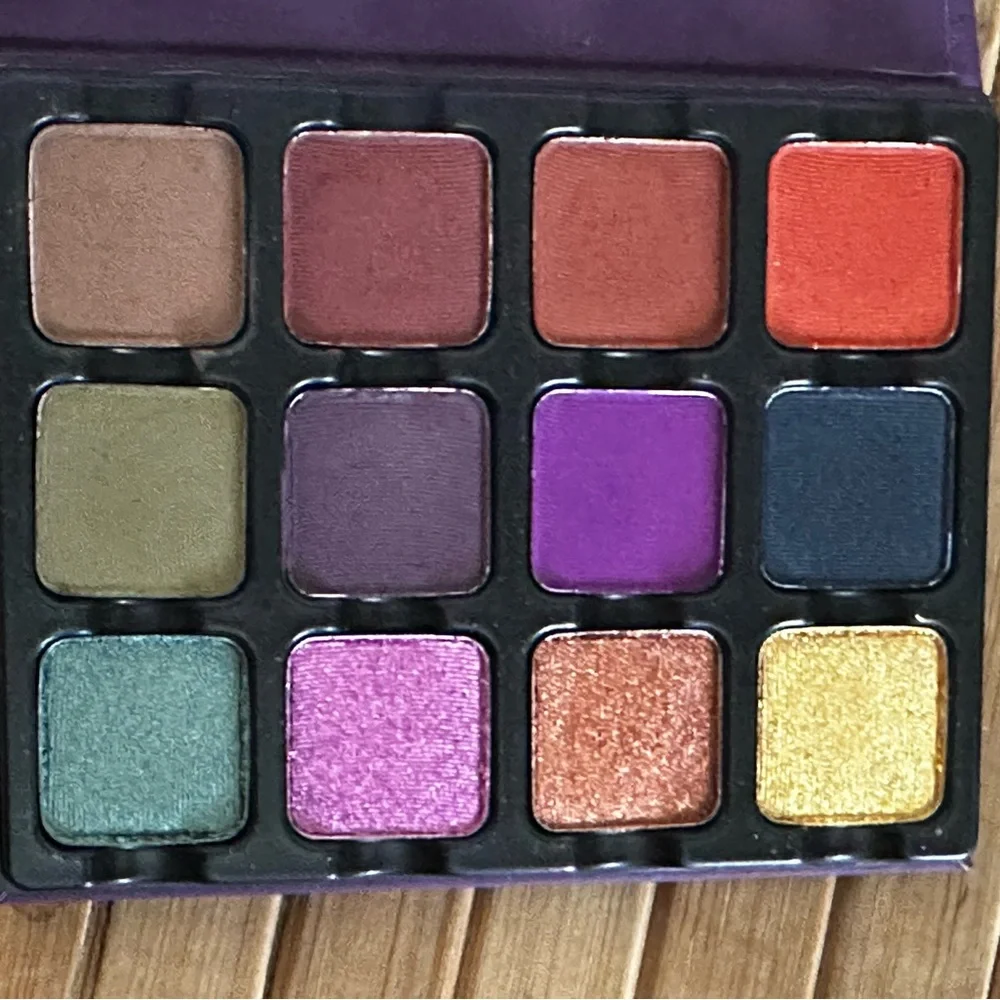 Viseart Dark Edit Eyeshadow Palette - Purple, Red, Gold